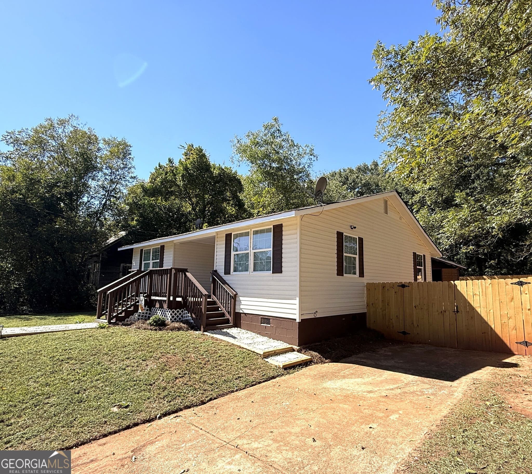 3 bedroom, 2 bathroom, 1,252 sq ft single family residence for sale at 1040 Funderburg Drive, Monticello, GA 31064