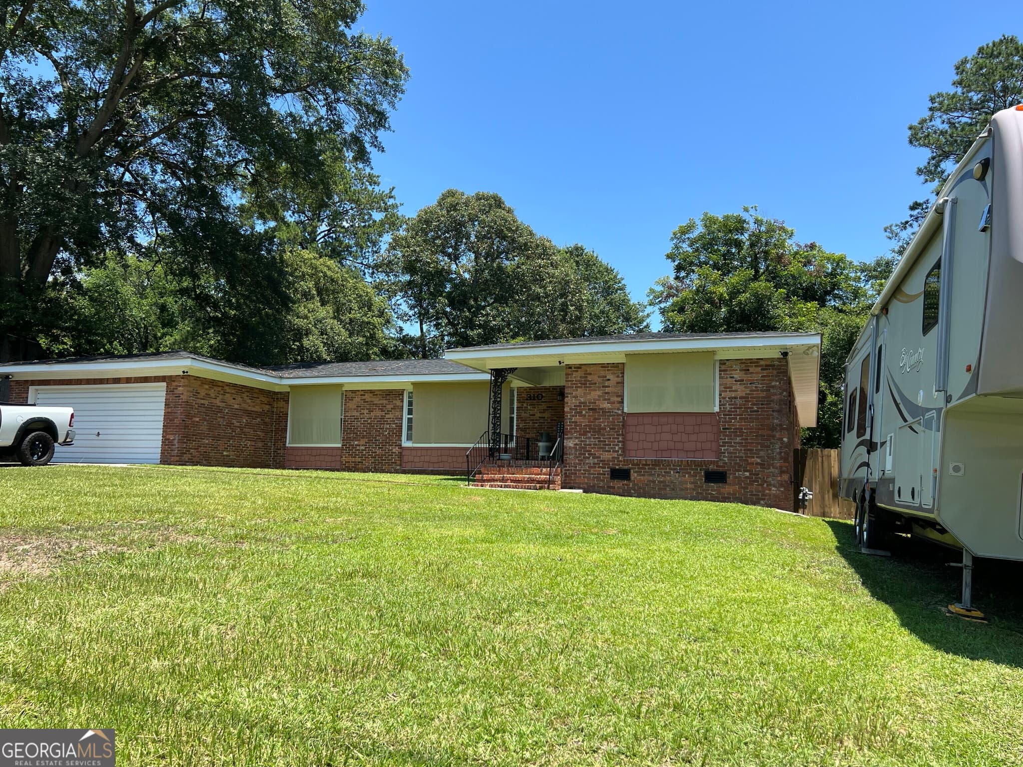 3 bedroom, 2 bathroom, 2,325 sq ft single family residence for sale at 310 Forest Hill Drive, Warner Robins, GA 31088 — photo 2