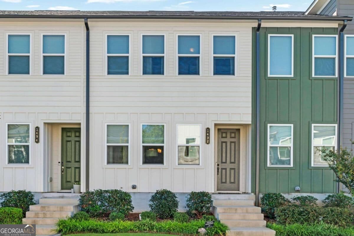 3 bedroom, 2.5 bathroom, 1,584 sq ft townhouse for sale at 1492 Pinedale Crest, Atlanta, GA 30318 — photo 2