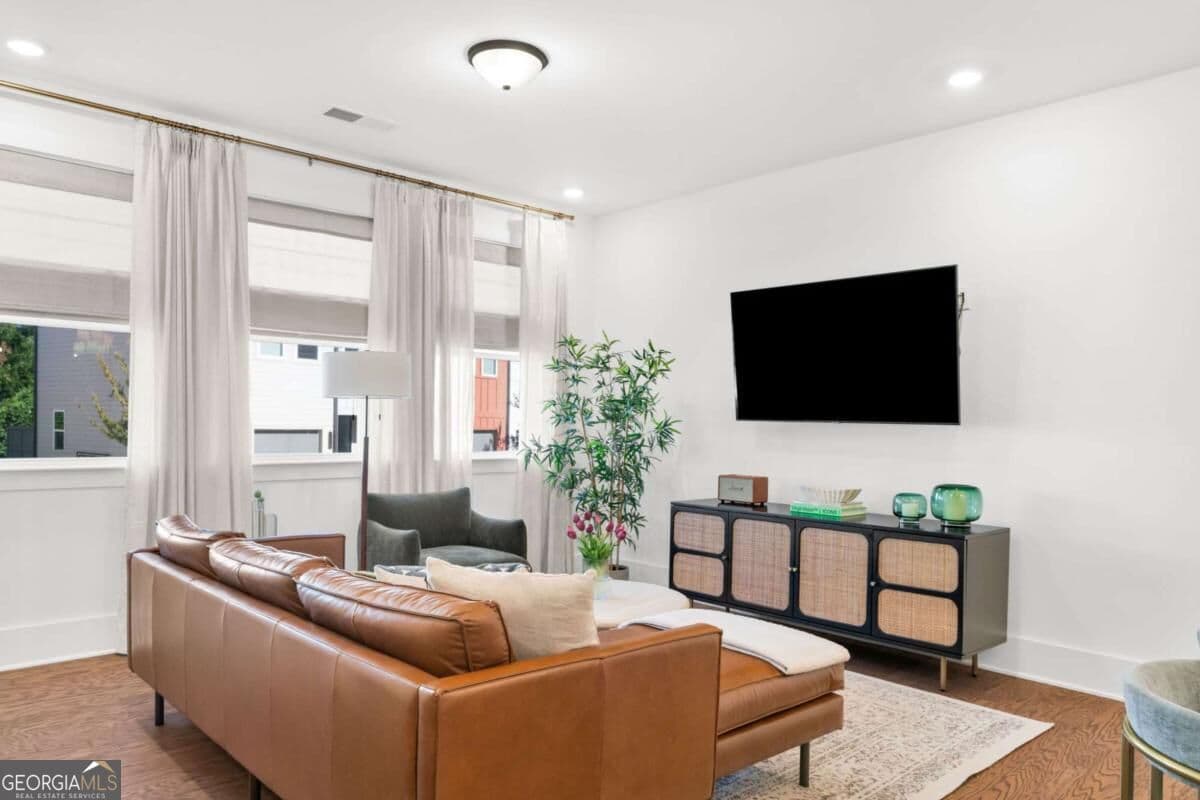 3 bedroom, 2.5 bathroom, 1,584 sq ft townhouse for sale at 1492 Pinedale Crest, Atlanta, GA 30318 — photo 3