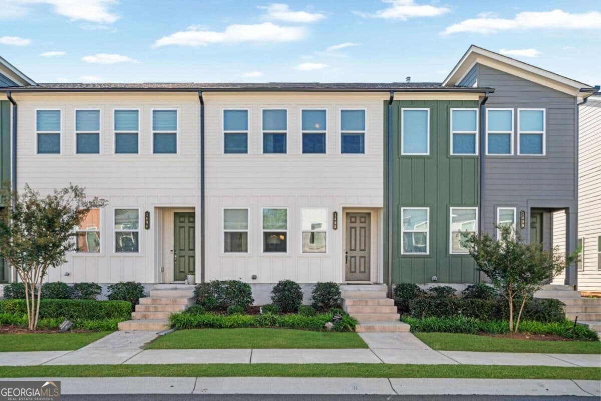 3 bedroom, 2.5 bathroom, 1,584 sq ft townhouse for sale at 1492 Pinedale Crest, Atlanta, GA 30318 — photo 1 of 50