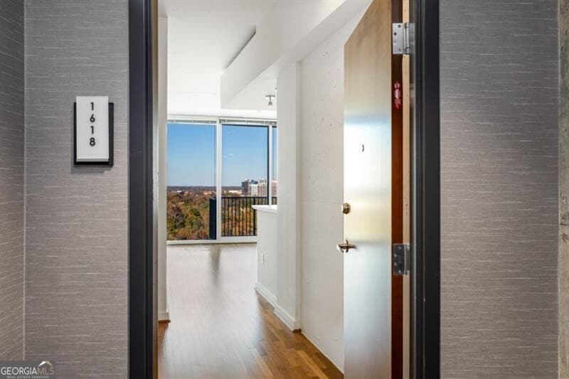 1 bedroom, 1 bathroom, 691 sq ft condominium for sale at 361 17th Street 1618, Atlanta, GA 30363 — photo 3