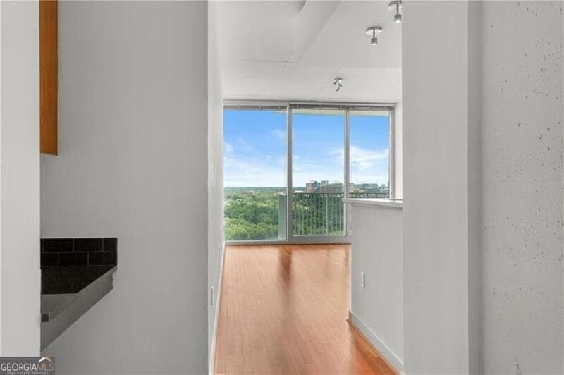 1 bedroom, 1 bathroom, 691 sq ft condominium for sale at 361 17th Street 1618, Atlanta, GA 30363 — photo 5