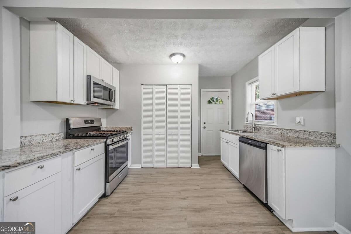 3 bedroom, 2 bathroom, 1,050 sq ft single family residence for sale at 1292 Beecher Street, Atlanta, GA 30310 — photo 8