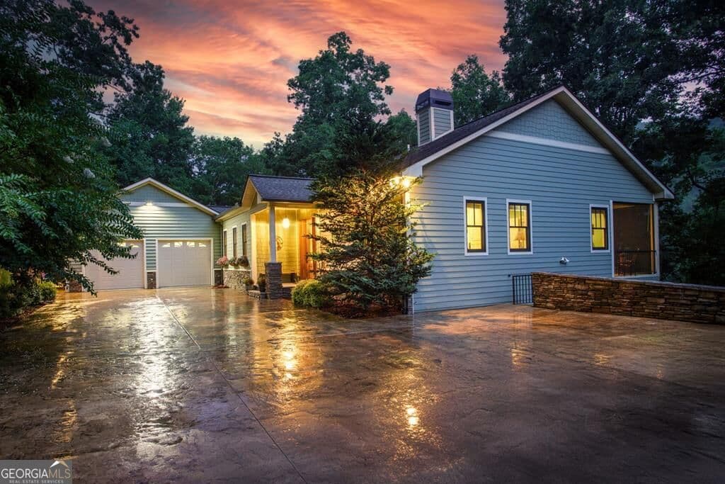 3 bedroom, 4 bathroom, 3,306 sq ft single family residence for sale at 605 Owl Creek Road, Hiawassee, GA 30546 — photo 1 of 47