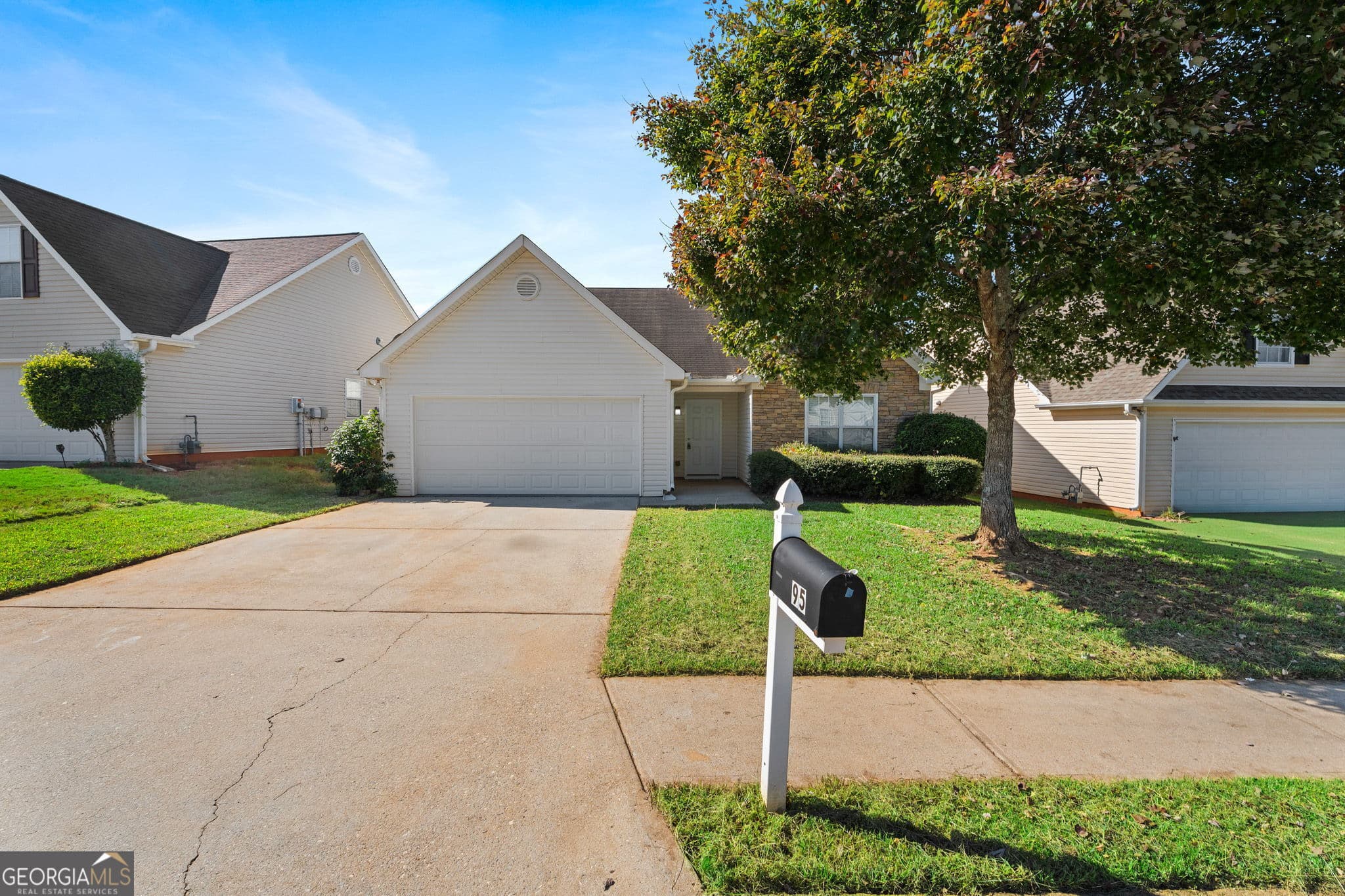 3 bedroom, 2 bathroom, 1,409 sq ft single family residence for sale at 95 Collins Trace, Covington, GA 30016 — photo 3