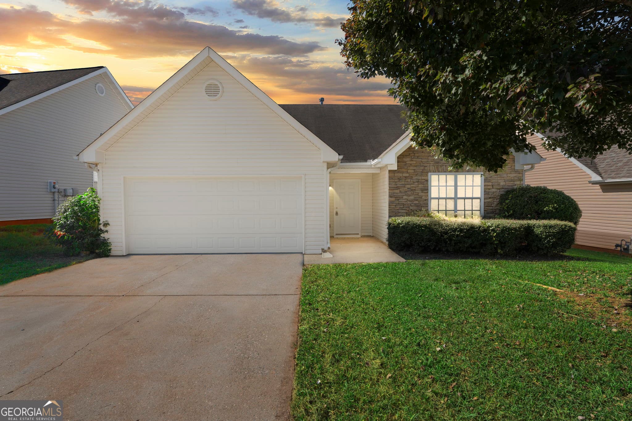 3 bedroom, 2 bathroom, 1,409 sq ft single family residence for sale at 95 Collins Trace, Covington, GA 30016 — photo 1 of 47