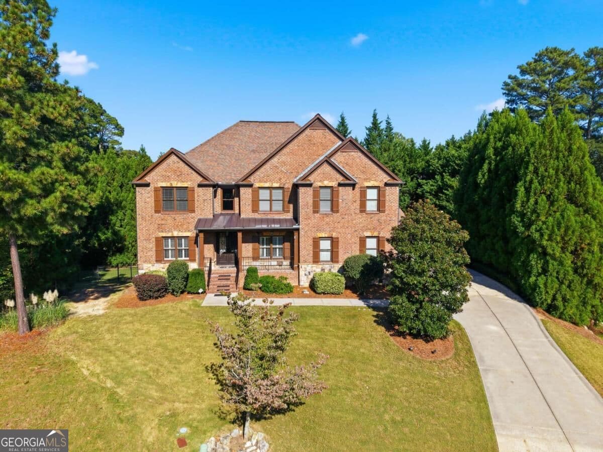 6 bedroom, 5.5 bathroom, 5,556 sq ft single family residence for sale at 605 Settles Brook Court, Suwanee, GA 30024