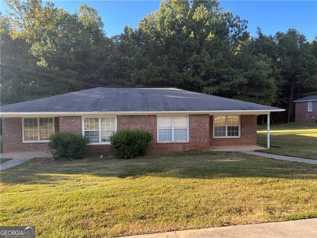 2 bedroom, 1 bathroom, 1,000 sq ft duplex for rent at 111 Doves Lane, Griffin, GA 30223 for $1,400 a month