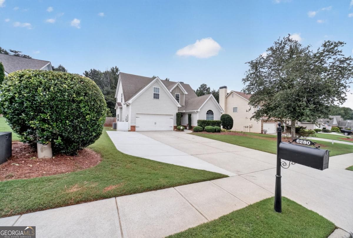 5 bedroom, 2.5 bathroom, 2,768 sq ft single family residence for sale at 6280 Cove Creek Drive, Flowery Branch, GA 30542 — photo 3