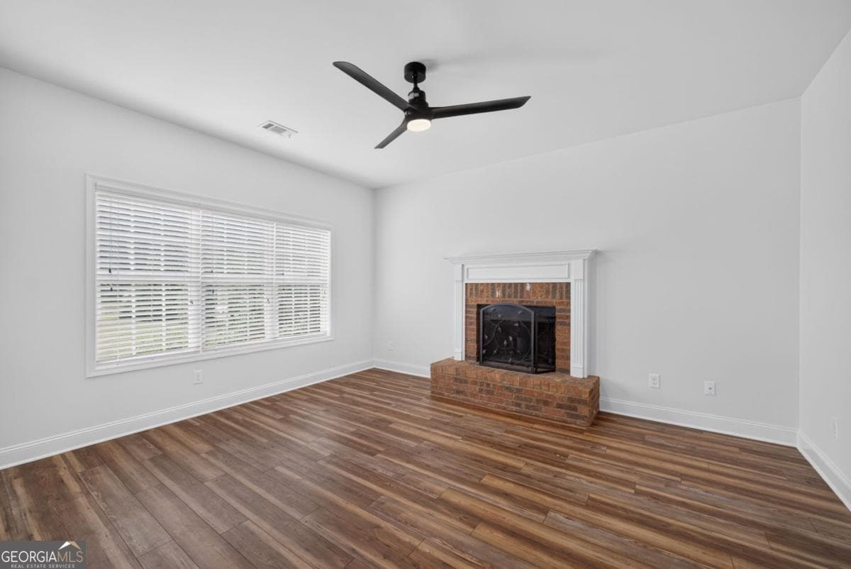 5 bedroom, 2.5 bathroom, 2,768 sq ft single family residence for sale at 6280 Cove Creek Drive, Flowery Branch, GA 30542 — photo 8