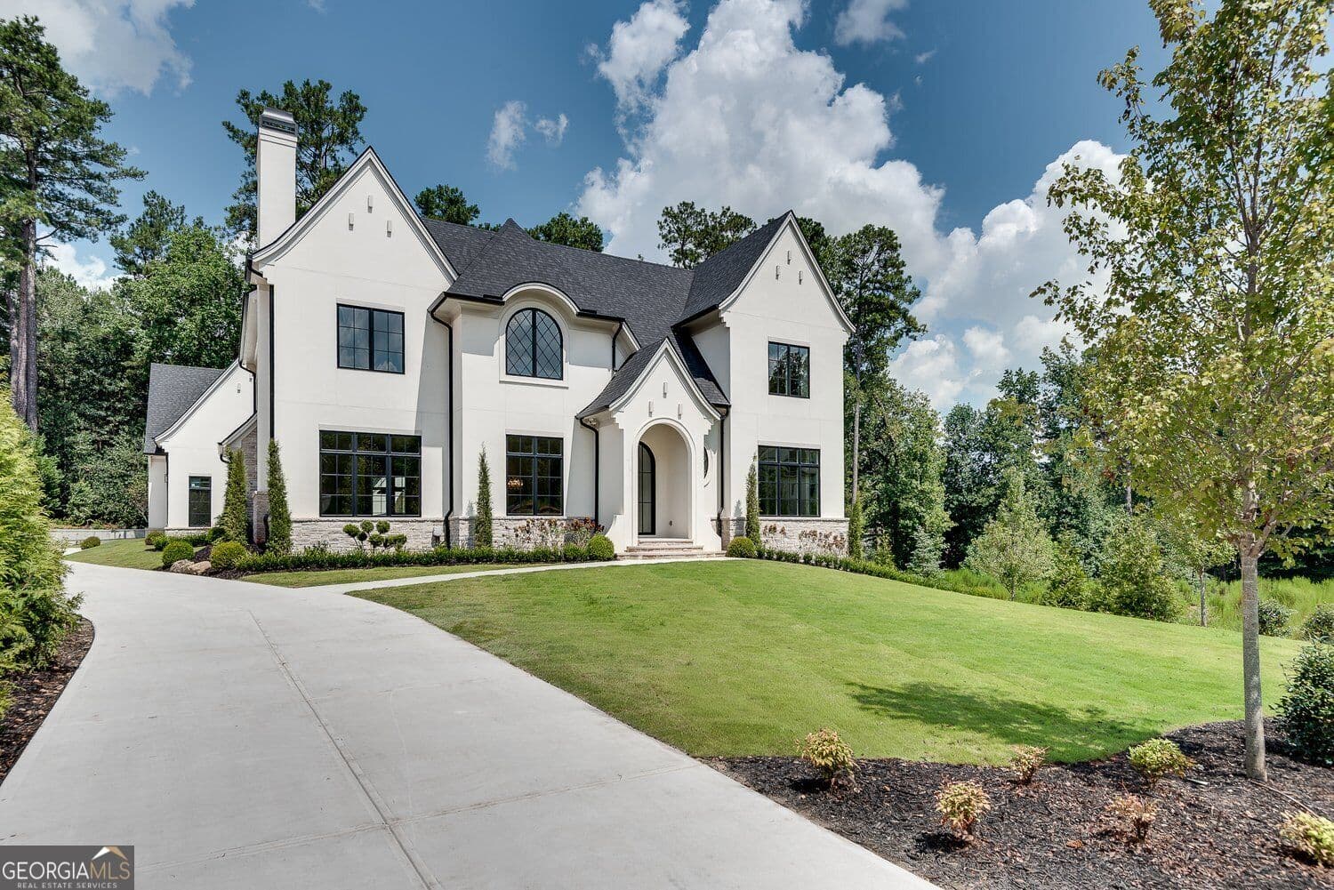 5 bedroom, 6 bathroom, 8,316 sq ft single family residence for sale at 130 Bridge Way, Alpharetta, GA 30005 — photo 3