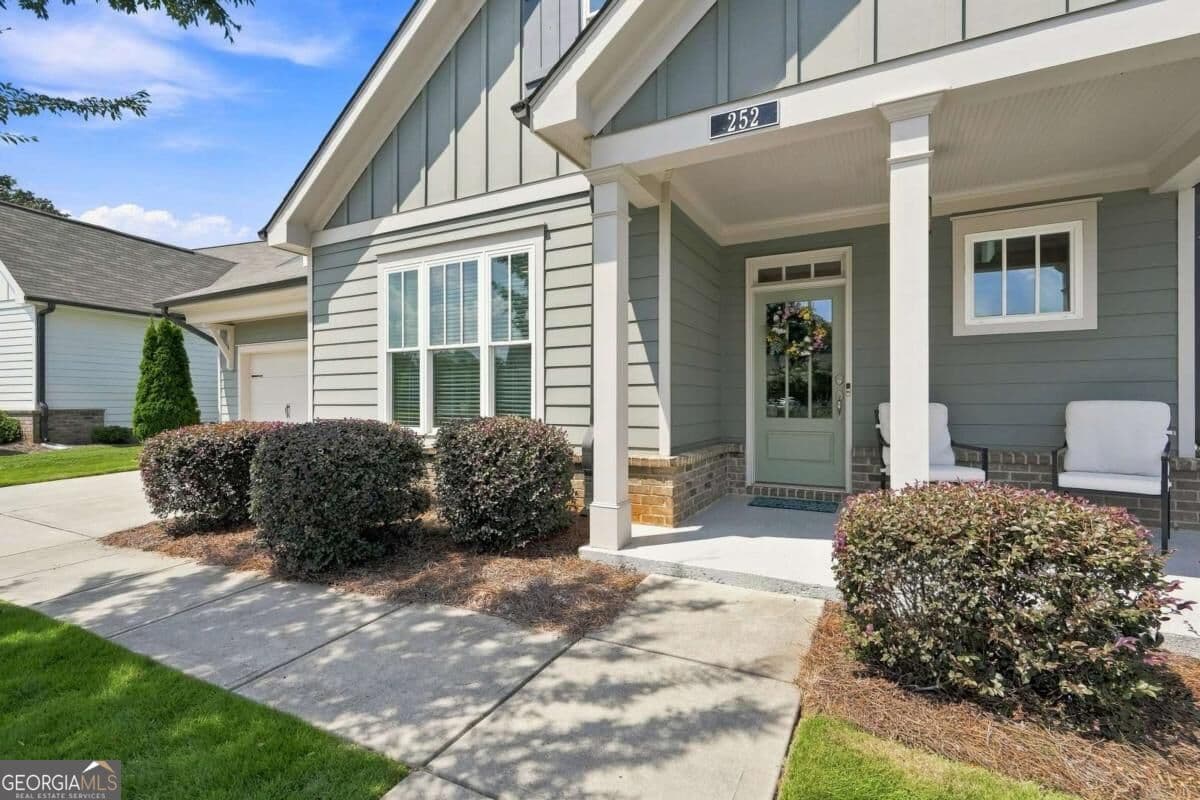 4 bedroom, 3 bathroom, 2,629 sq ft single family residence for sale at 252 Saratoga Drive, Acworth, GA 30102 — photo 2
