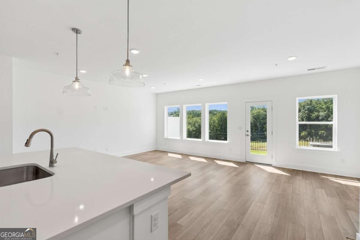 3 bedroom, 2.5 bathroom, 1,910 sq ft townhouse for sale at 202 Redbud Road, Canton, GA 30114 — photo 6