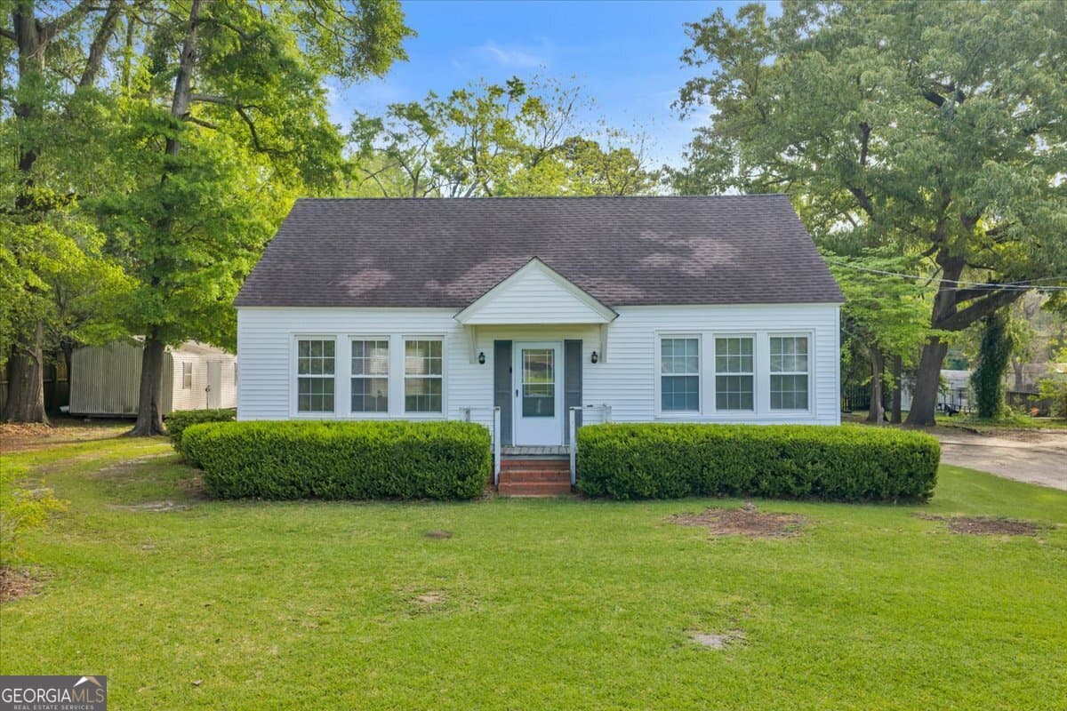 2 bedroom, 1 bathroom, 1,176 sq ft single family residence for sale at 425 S 3rd Street, Vienna, GA 31092 — photo 1 of 44