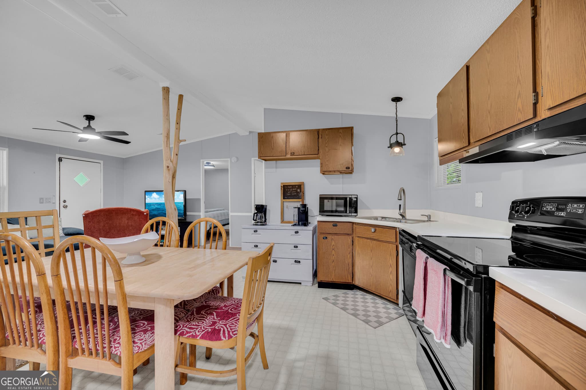 3 bedroom, 2 bathroom, 960 sq ft manufactured home,single family residence for sale at 121 Lake View Court, Lavonia, GA 30553 — photo 9