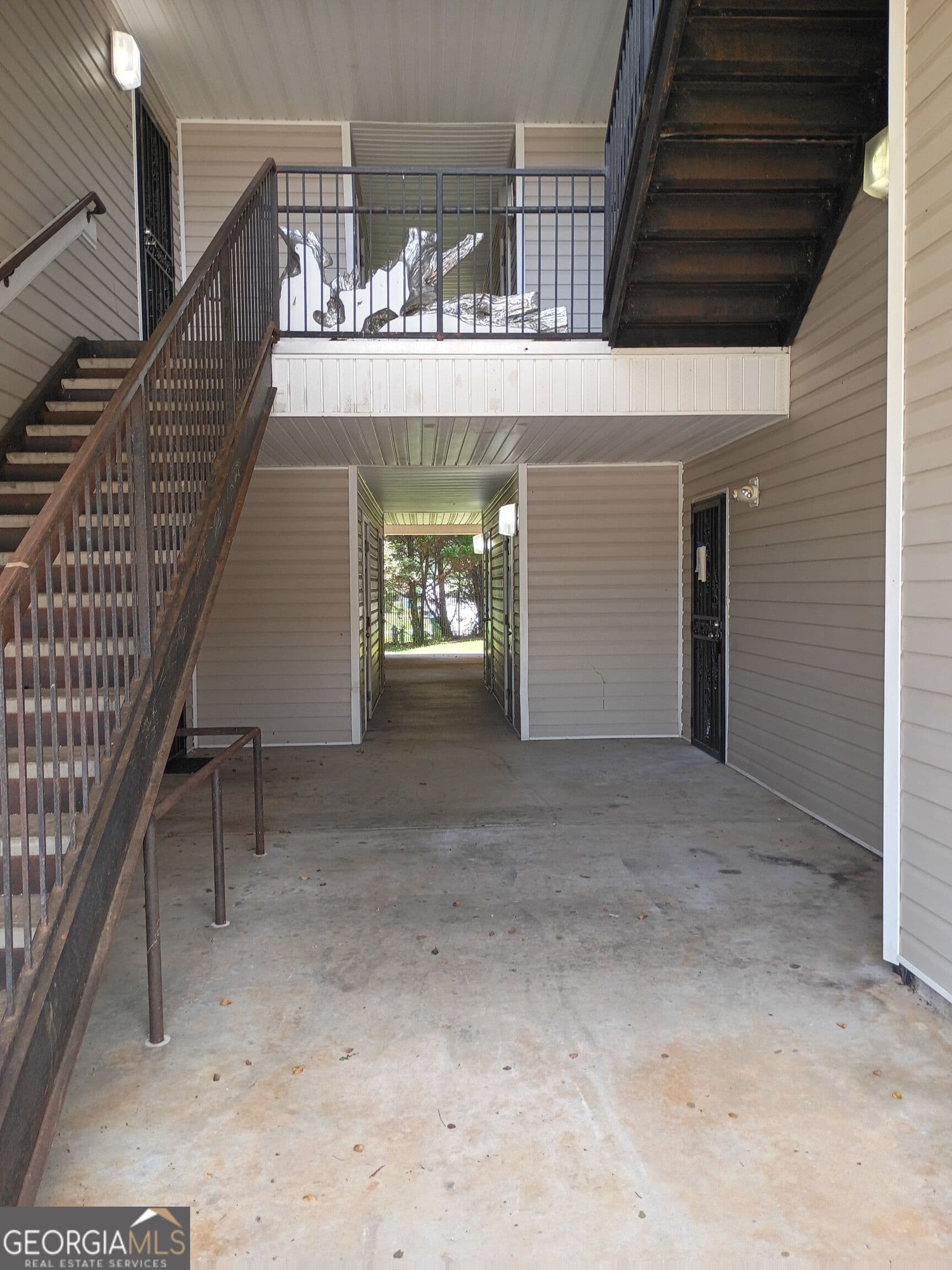 3 bedroom, 2 bathroom, 1,292 sq ft condominium for sale at 6304 Waldrop Place, Decatur, GA 30034 — photo 2
