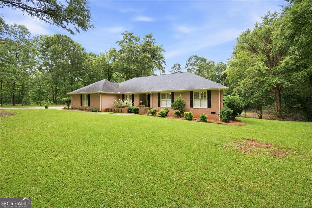 3 bedroom, 2.5 bathroom, 2,406 sq ft single family residence for sale at 595 Heritage Drive, Macon, GA 31210 — photo 3