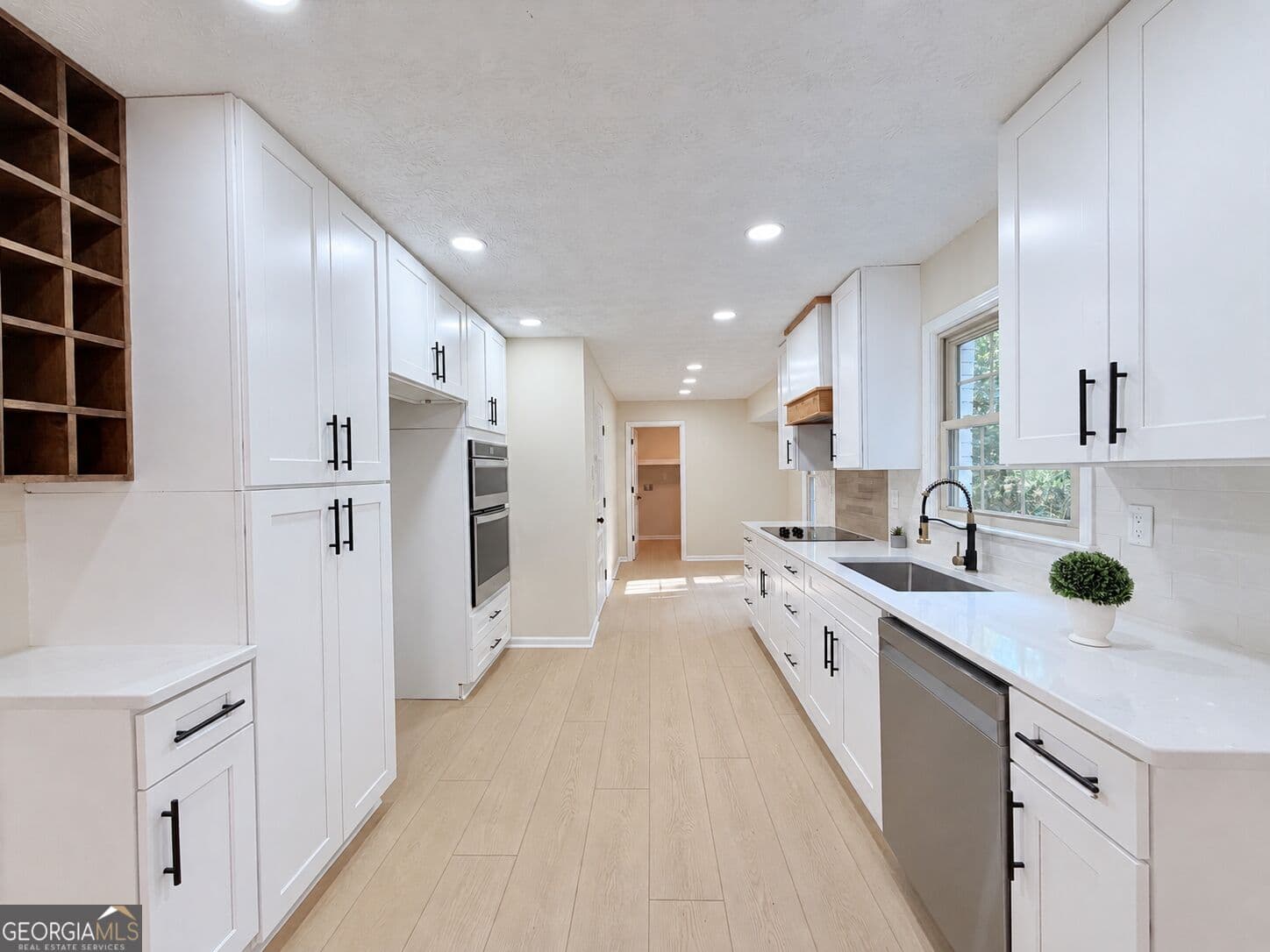 5 bedroom, 3 bathroom, 2,162 sq ft single family residence for sale at 1282 La Mesa Drive, Lawrenceville, GA 30043 — photo 2