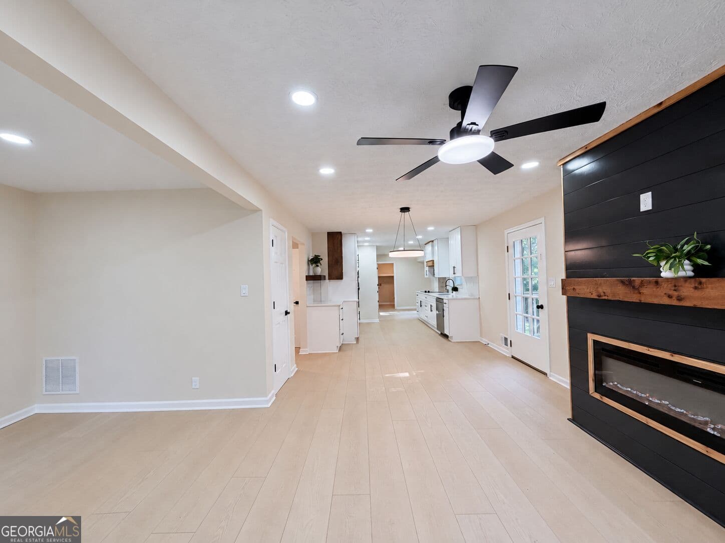 5 bedroom, 3 bathroom, 2,162 sq ft single family residence for sale at 1282 La Mesa Drive, Lawrenceville, GA 30043 — photo 6