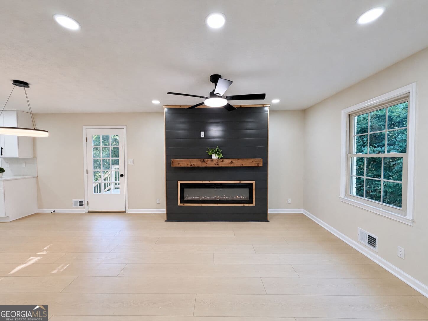 5 bedroom, 3 bathroom, 2,162 sq ft single family residence for sale at 1282 La Mesa Drive, Lawrenceville, GA 30043 — photo 7