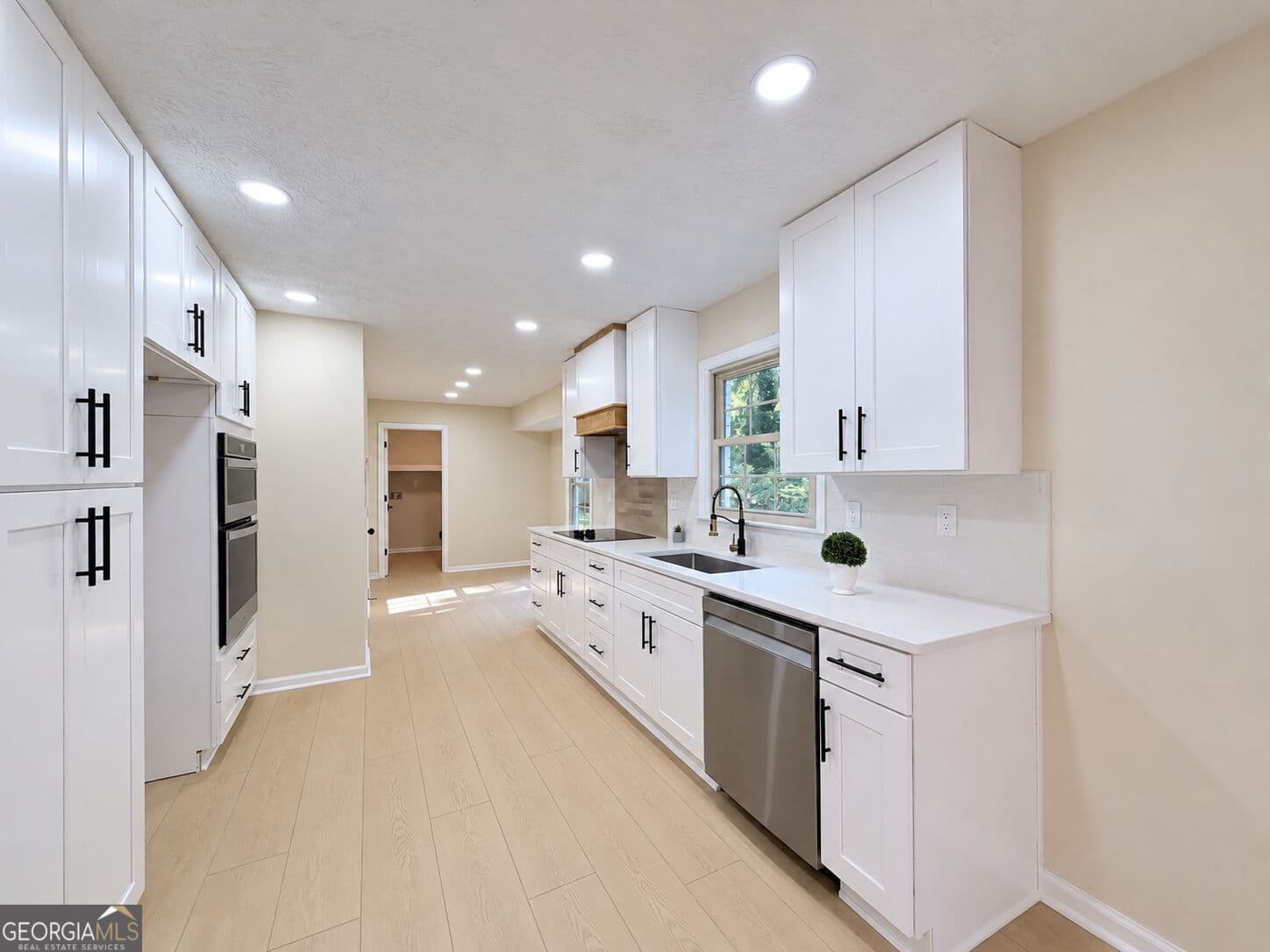 5 bedroom, 3 bathroom, 2,162 sq ft single family residence for sale at 1282 La Mesa Drive, Lawrenceville, GA 30043 — photo 5