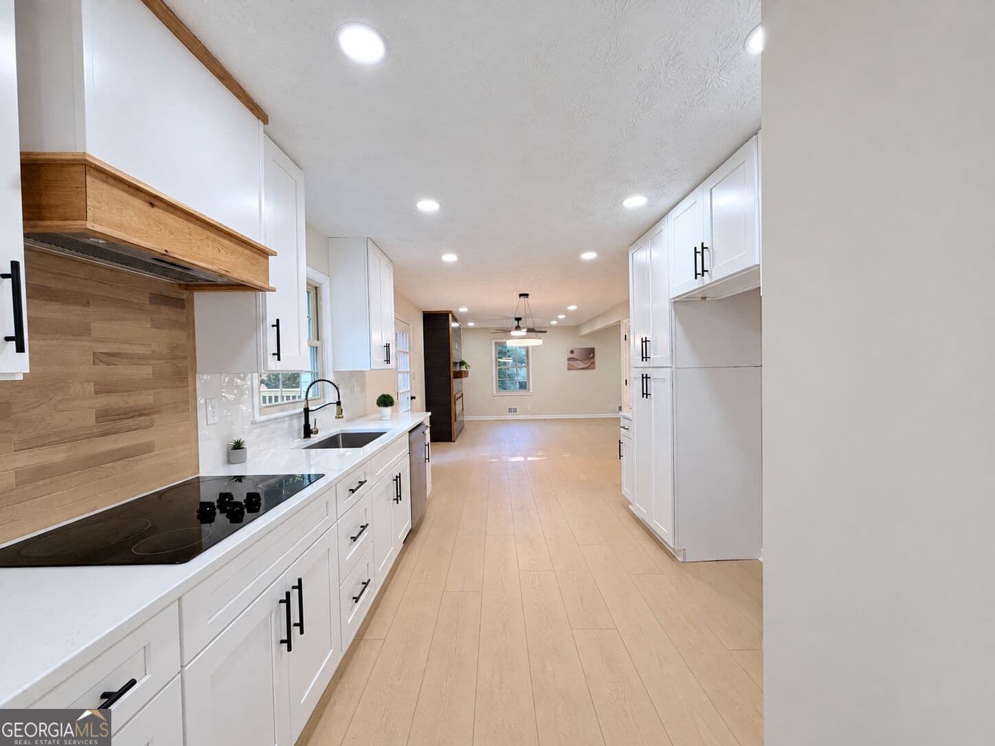 5 bedroom, 3 bathroom, 2,162 sq ft single family residence for sale at 1282 La Mesa Drive, Lawrenceville, GA 30043 — photo 4