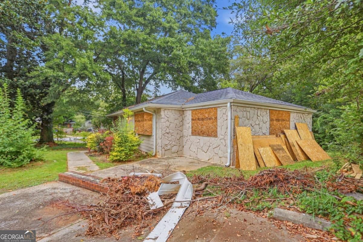 3 bedroom, 1 bathroom, 1,352 sq ft single family residence for sale at 2004 Meadow Lane, Decatur, GA 30032 — photo 2