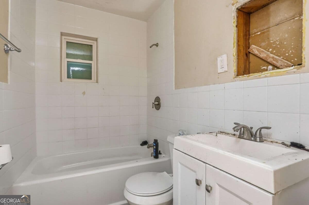 3 bedroom, 1 bathroom, 1,352 sq ft single family residence for sale at 2004 Meadow Lane, Decatur, GA 30032 — photo 5