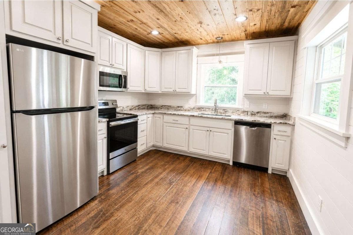 2 bedroom, 2 bathroom, 1,005 sq ft single family residence for sale at 2087 Chatsworth Highway, Ellijay, GA 30540 — photo 5