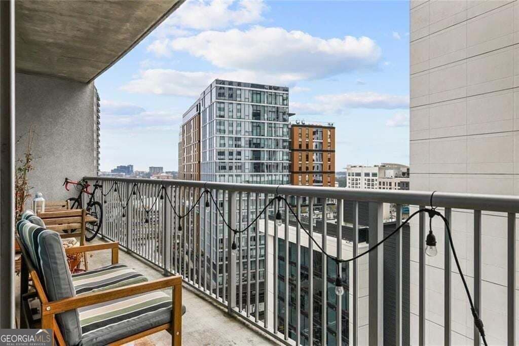 1 bedroom, 1 bathroom, 866 sq ft condominium for sale at 44 Peachtree Place 1225, Atlanta, GA 30309 — photo 2