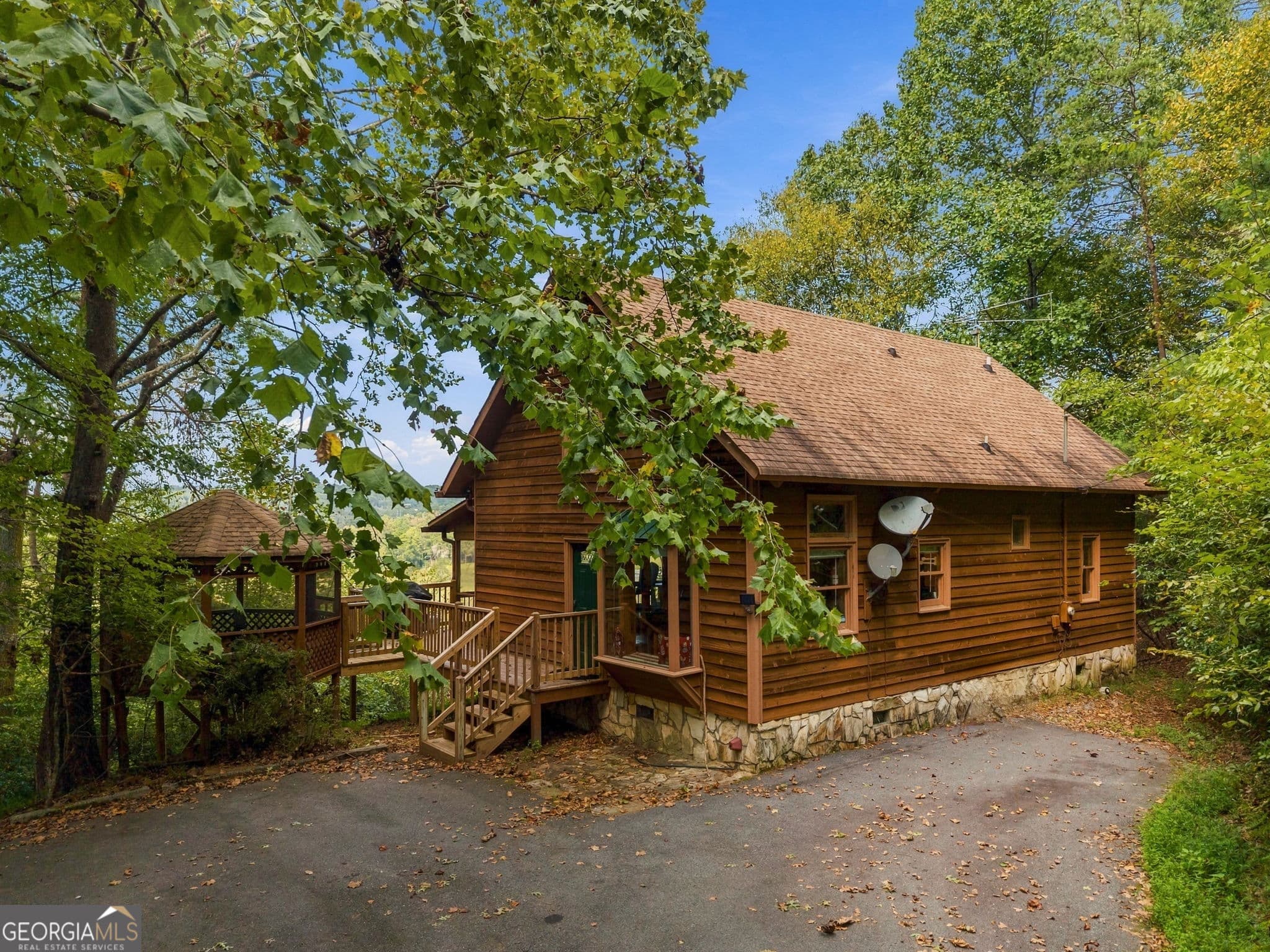 3 bedroom, 2.5 bathroom, 1,296 sq ft cabin,single family residence for sale at 517 Ridge Road, Blue Ridge, GA 30513 — photo 4