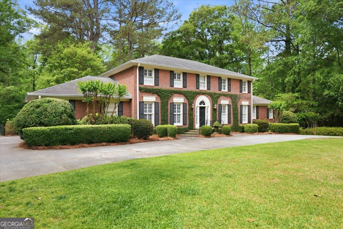 5 bedroom, 4 bathroom, 4,808 sq ft single family residence for sale at 5044 Wellington Drive, Macon, GA 31210 — photo 2