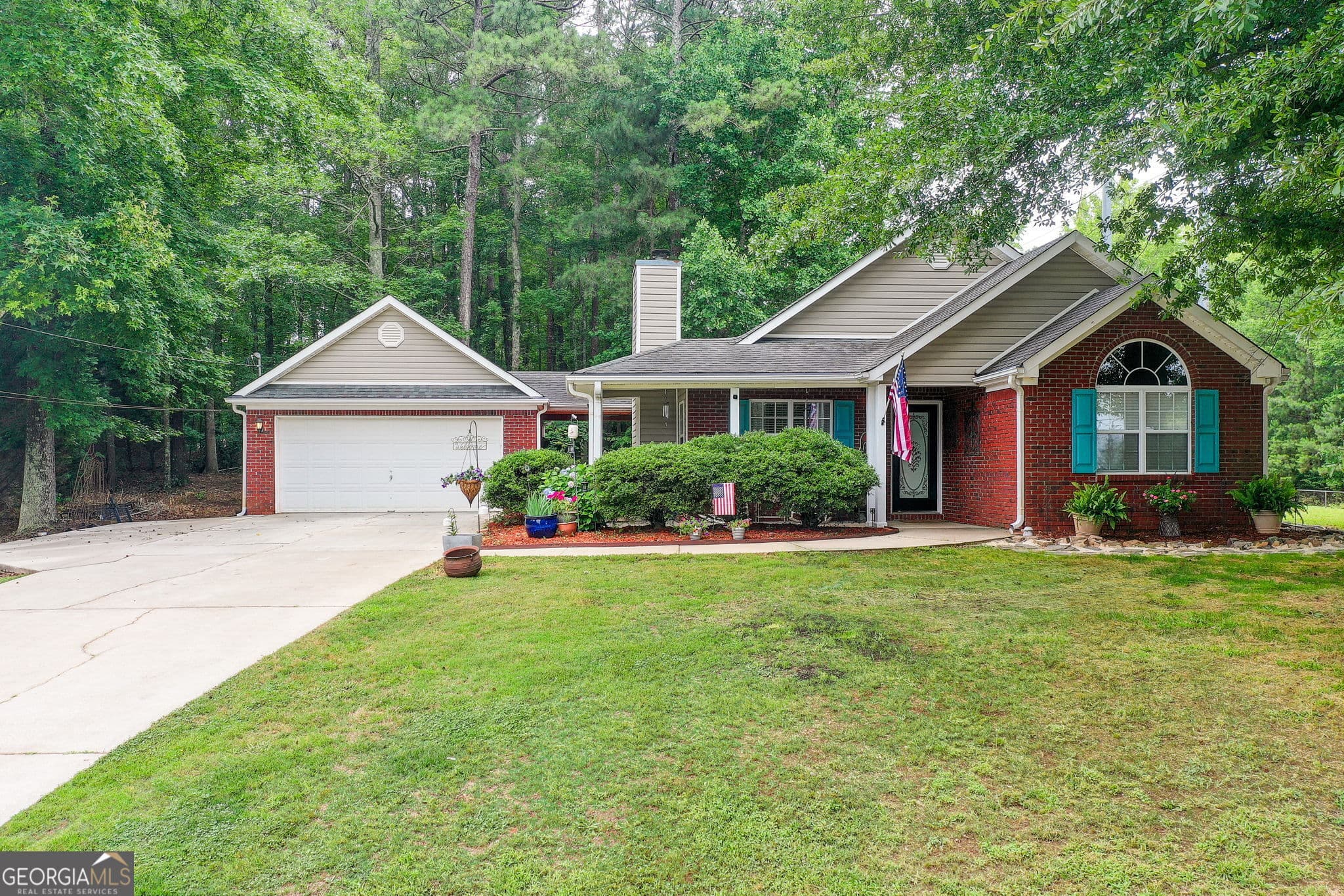 3 bedroom, 2 bathroom, 1,312 sq ft single family residence for sale at 204 Crystal Court, Hampton, GA 30228 — photo 1 of 34