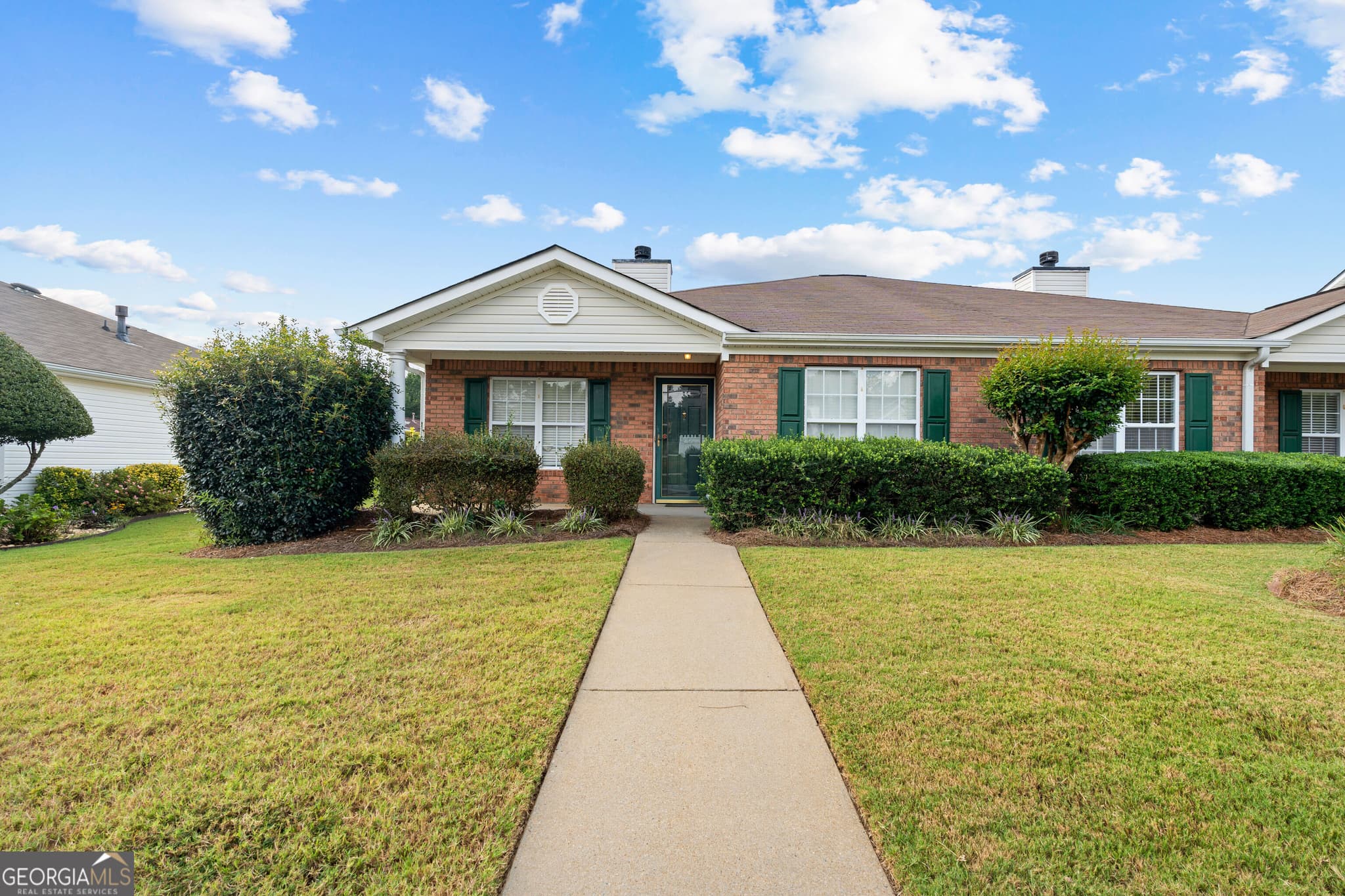 2 bedroom, 2 bathroom, 1,364 sq ft single family residence for sale at 270 Autumn Glen Circle, Fayetteville, GA 30215 — photo 1 of 33