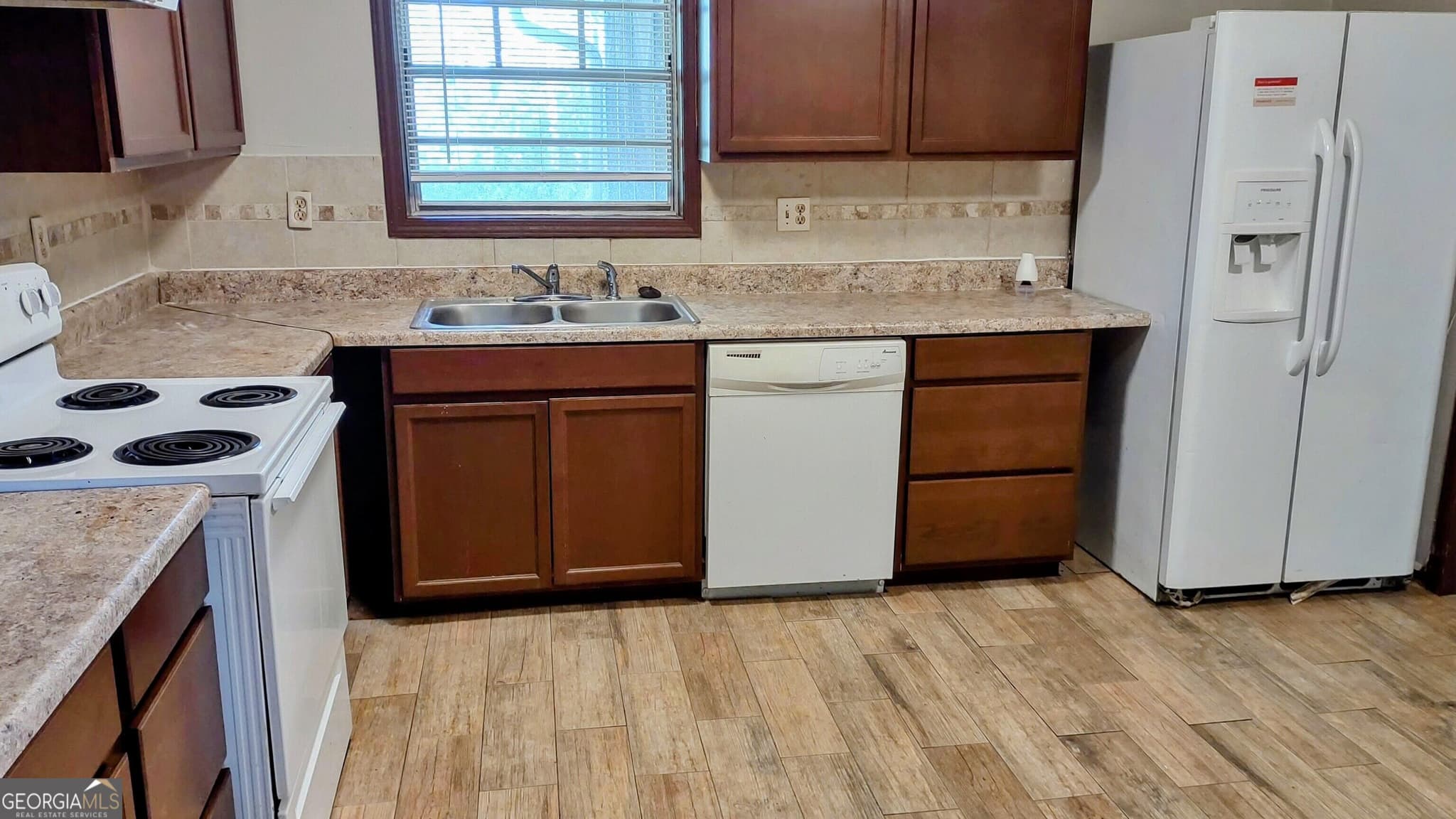 4 bedroom, 2.5 bathroom, 2,460 sq ft single family residence for sale at 401 Pineburr Lane, Stone Mountain, GA 30087 — photo 8