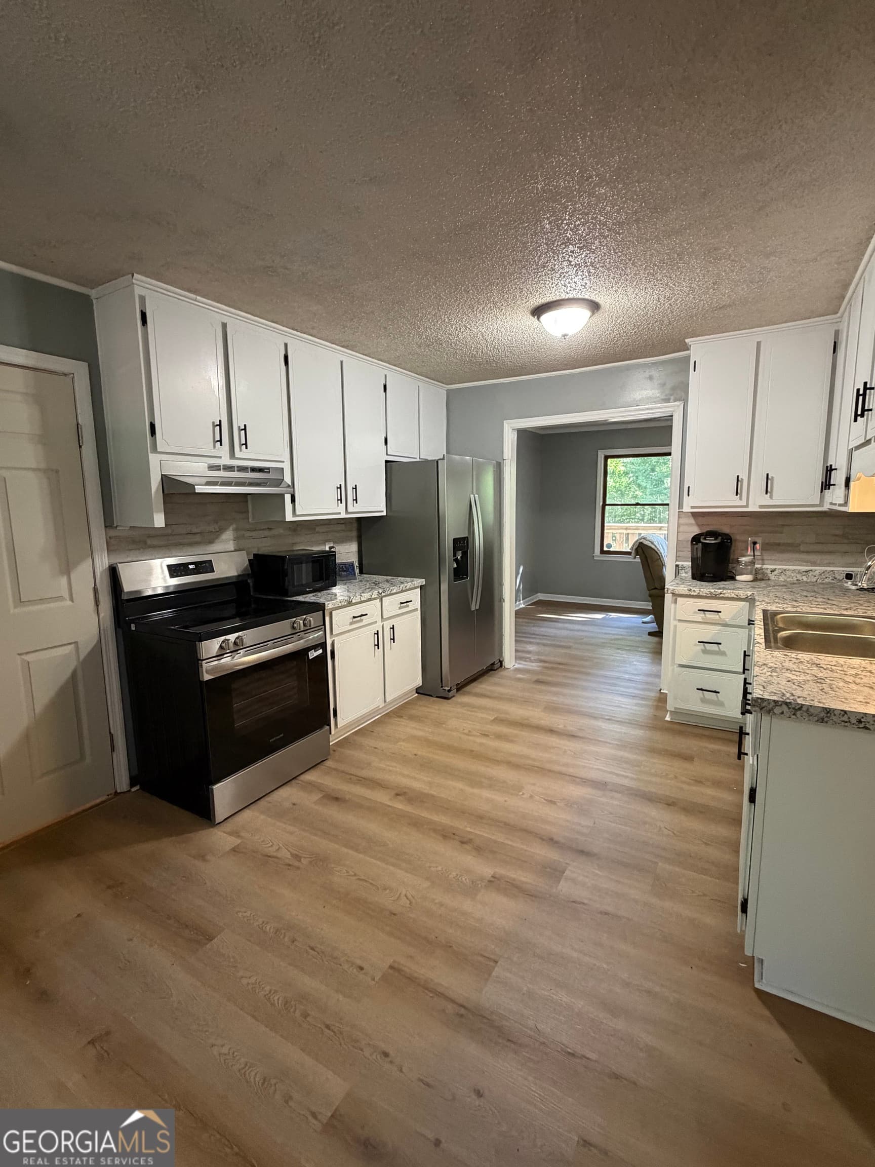 3 bedroom, 2 bathroom, 2,005 sq ft single family residence for sale at 221 Oak Valley Drive, Macon, GA 31217 — photo 4