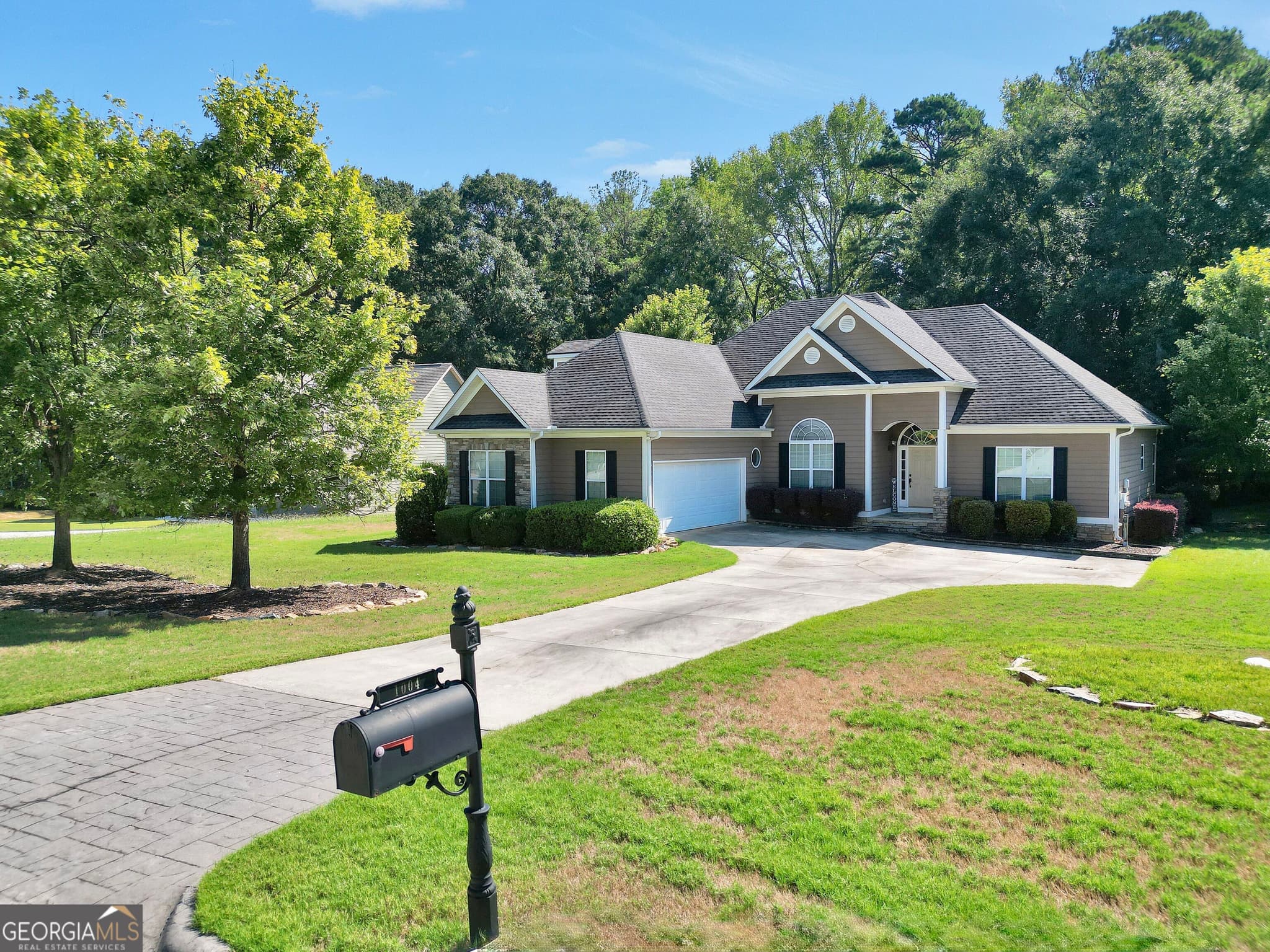 4 bedroom, 3.5 bathroom, 2,462 sq ft single family residence for sale at 1004 Maddox Court, Griffin, GA 30224 — photo 2