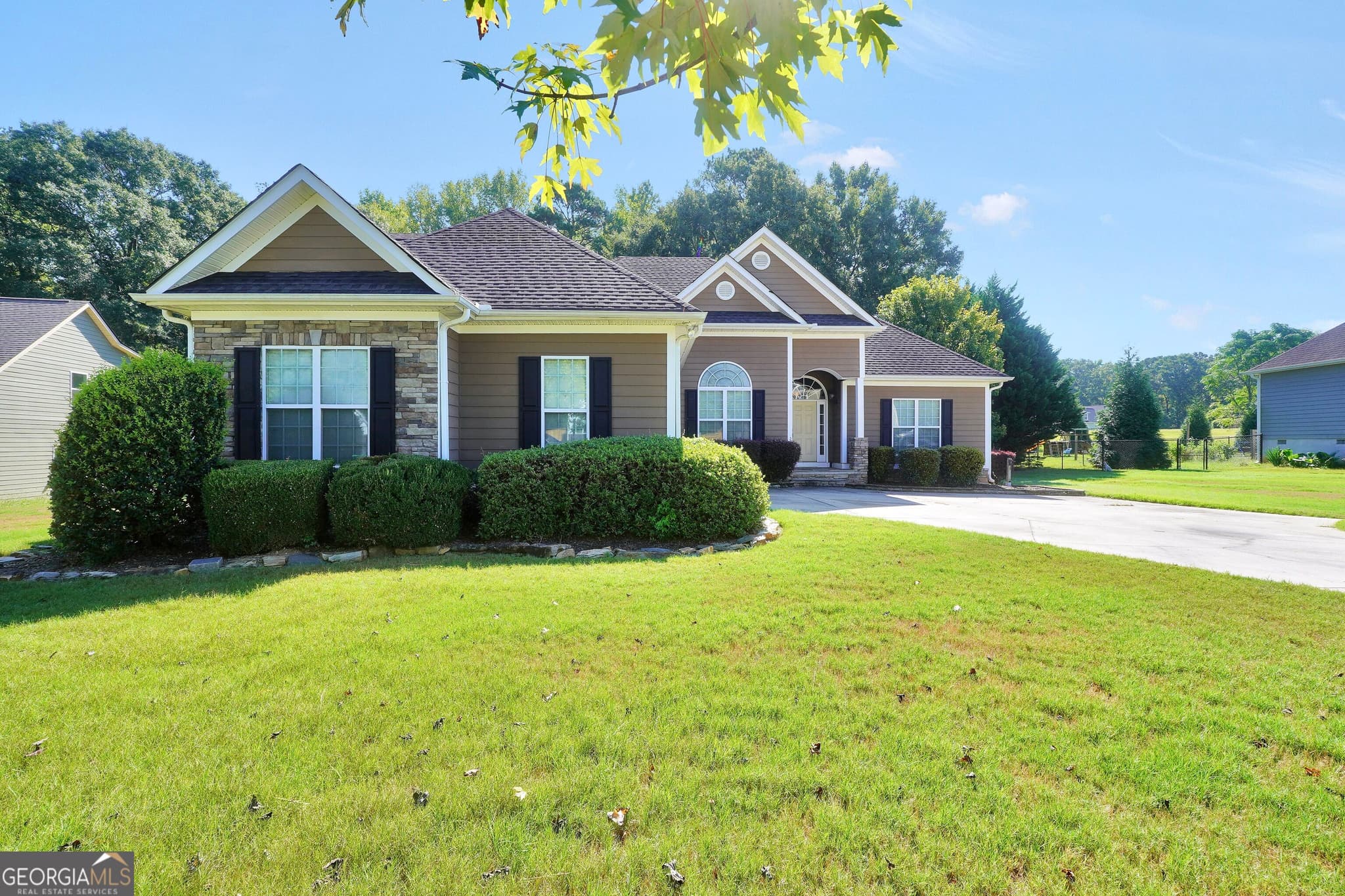 4 bedroom, 3.5 bathroom, 2,462 sq ft single family residence for sale at 1004 Maddox Court, Griffin, GA 30224 — photo 3