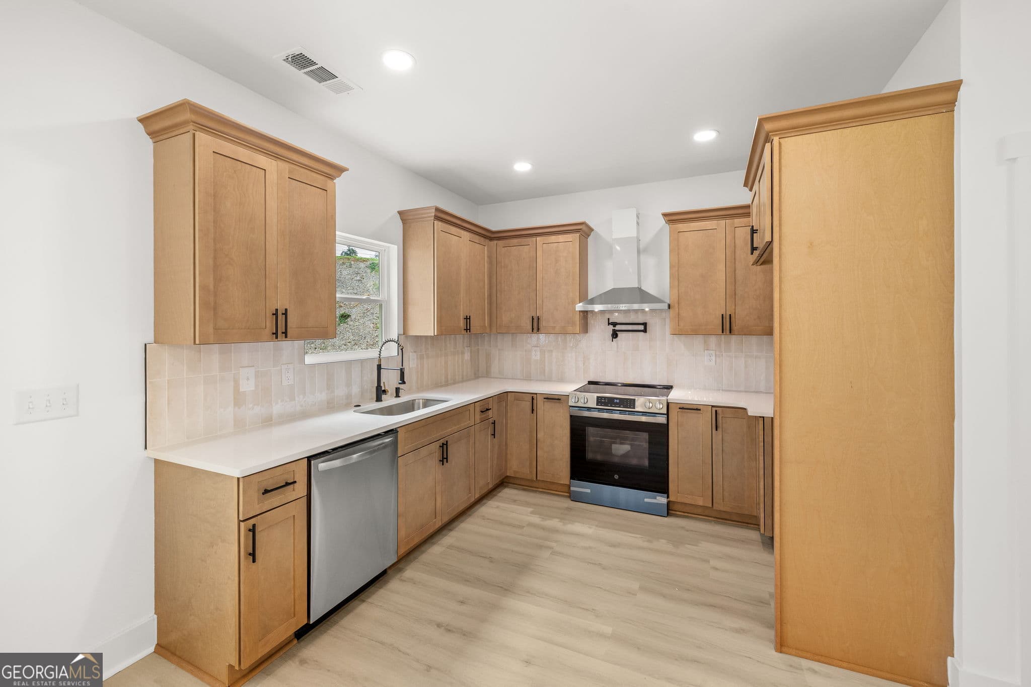 4 bedroom, 2.5 bathroom, 1,750 sq ft single family residence for sale at 176 Llewellyn Street, Clarkesville, GA 30523 — photo 6