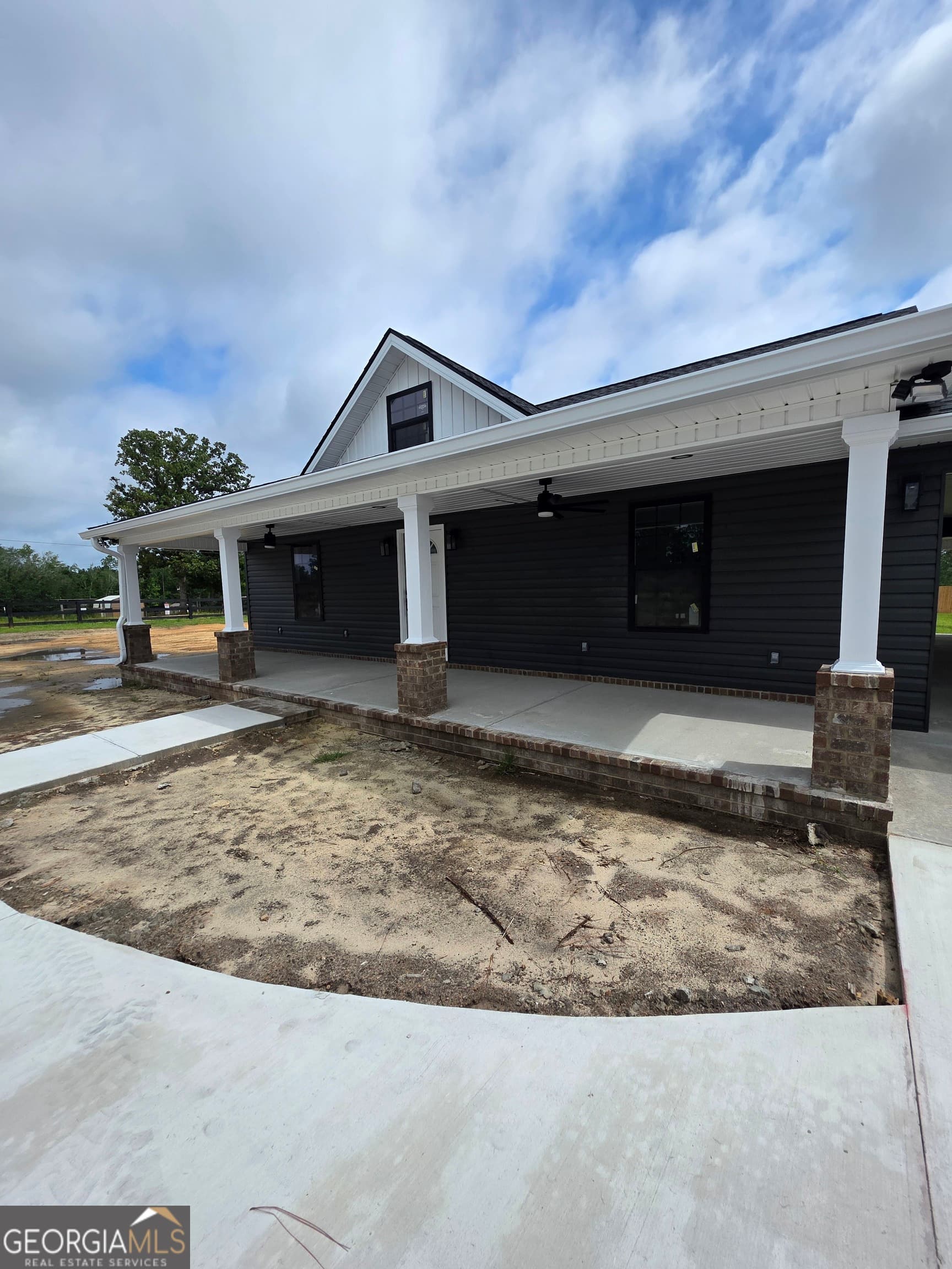 2 bedroom, 2.5 bathroom, 1,238 sq ft single family residence for sale at 27 Elmwood Lane, Baxley, GA 31513 — photo 2