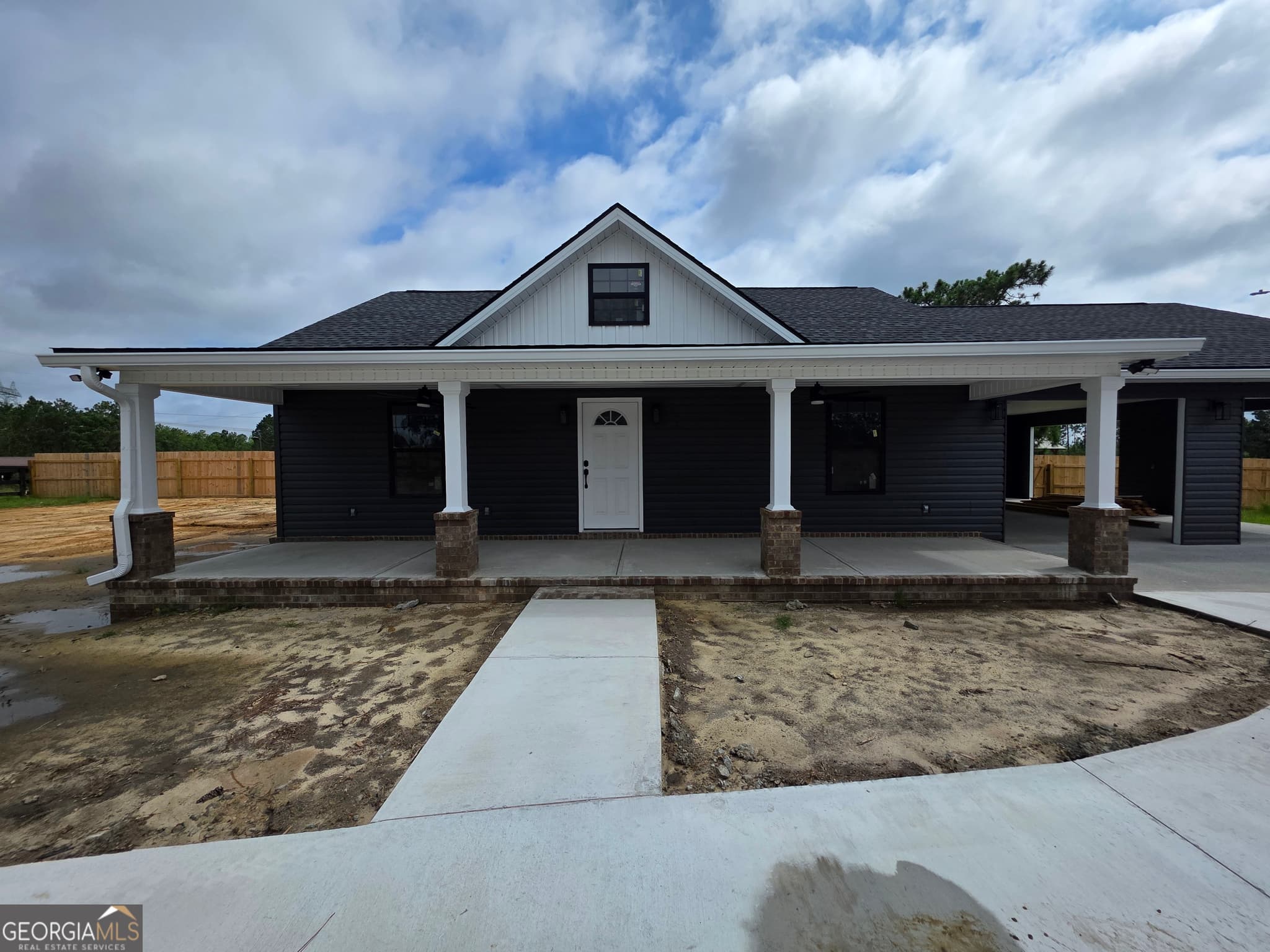 2 bedroom, 2.5 bathroom, 1,238 sq ft single family residence for sale at 27 Elmwood Lane, Baxley, GA 31513
