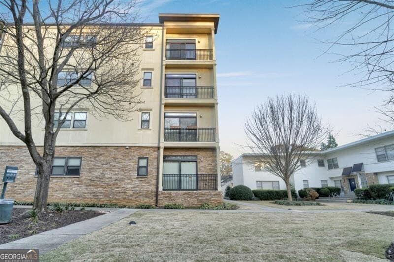 2 bedroom, 2 bathroom, 1,137 sq ft condominium for sale at 2230 Cheshire Bridge Road 412, Atlanta, GA 30324 — photo 2