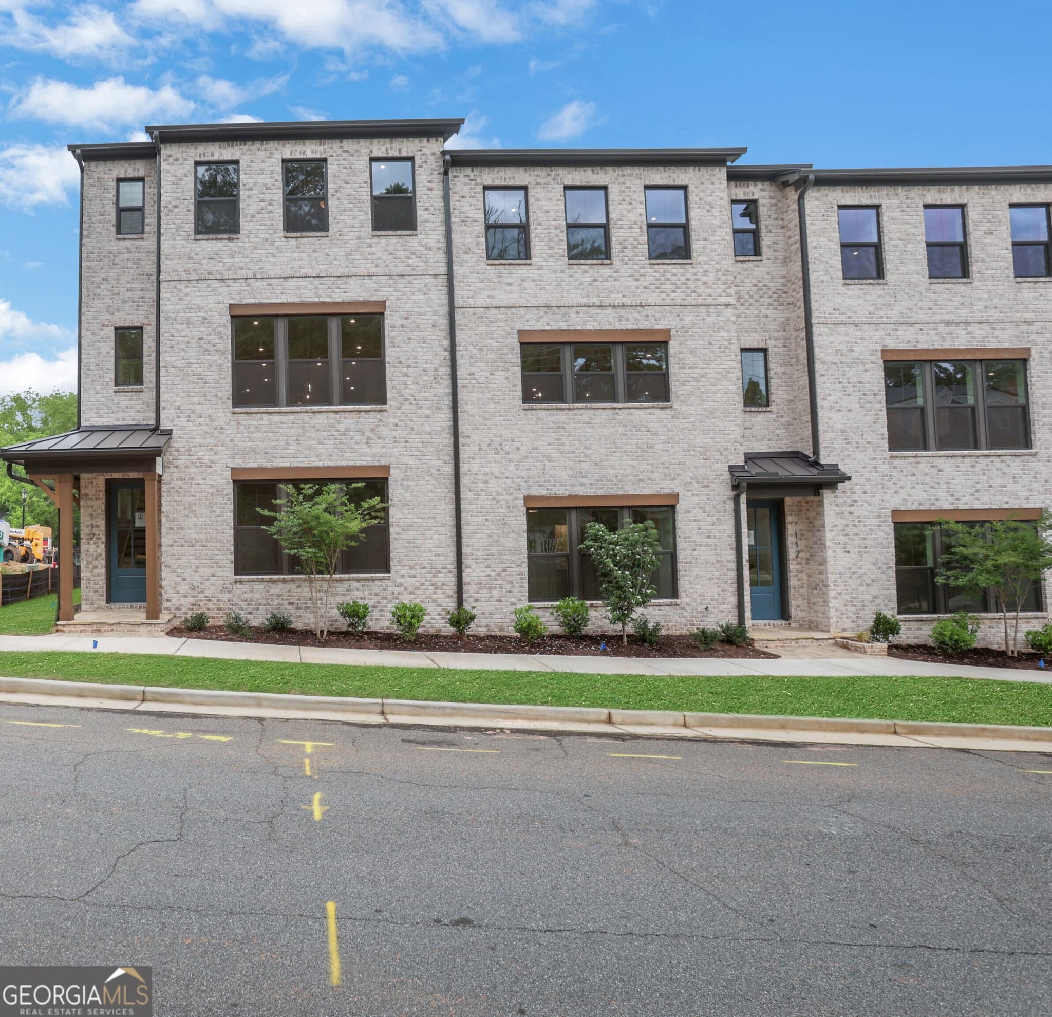 3 bedroom, 3.5 bathroom townhouse for sale at 110 Bridgecrest Road, Roswell, GA 30075