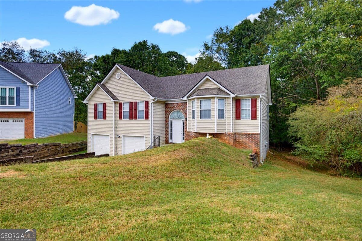 3 bedroom, 2 bathroom, 2,196 sq ft single family residence for sale at 9491 Whaleys Lake Lane, Jonesboro, GA 30238 — photo 2