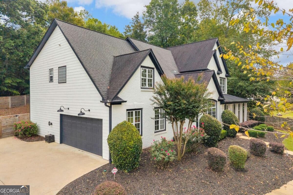 5 bedroom, 3 bathroom, 3,187 sq ft single family residence for sale at 2373 Oak Falls Lane, Buford, GA 30519 — photo 3
