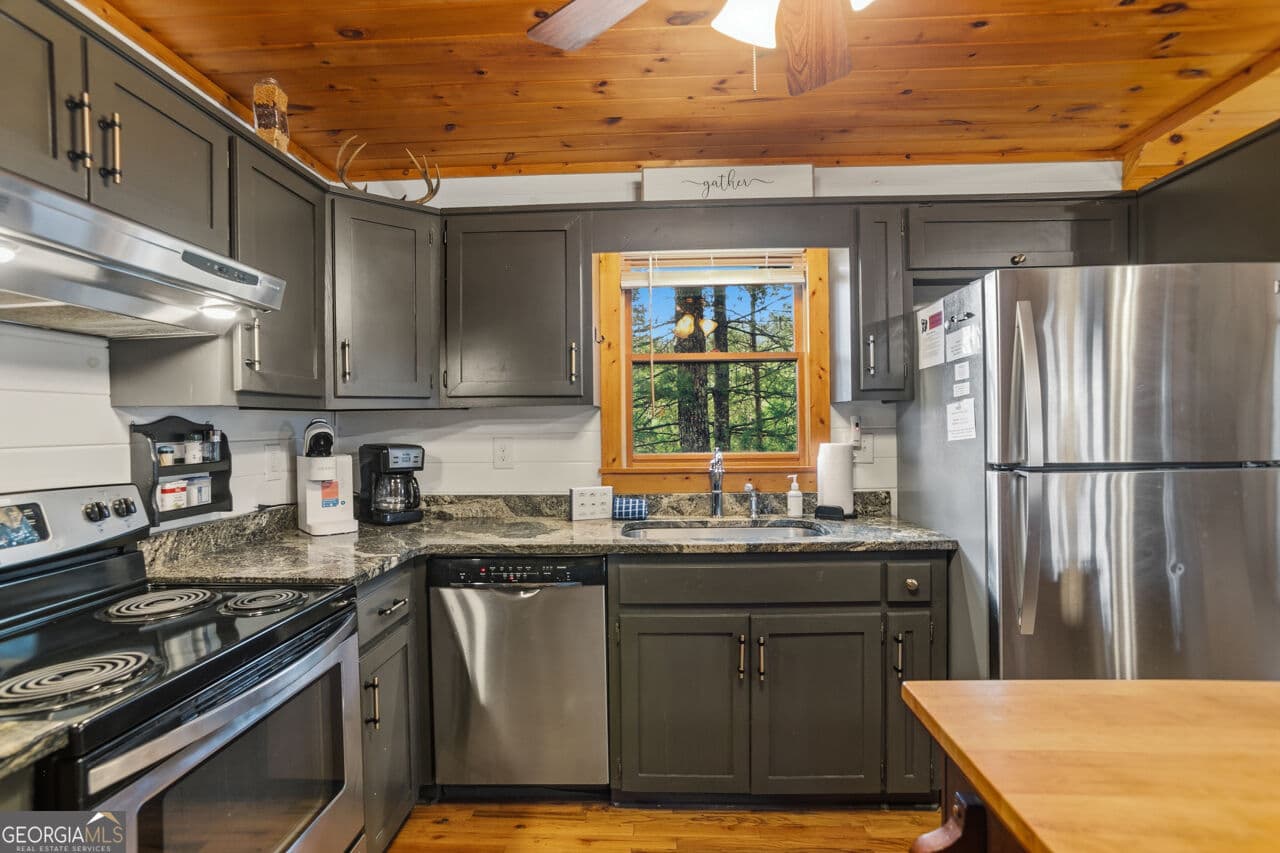 4 bedroom, 4 bathroom, 2,536 sq ft cabin,single family residence for sale at 142 Oak Hill Drive, Mineral Bluff, GA 30559 — photo 9