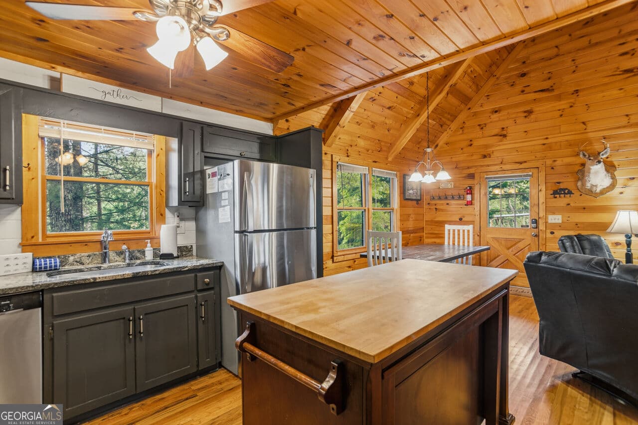 4 bedroom, 4 bathroom, 2,536 sq ft cabin,single family residence for sale at 142 Oak Hill Drive, Mineral Bluff, GA 30559 — photo 10