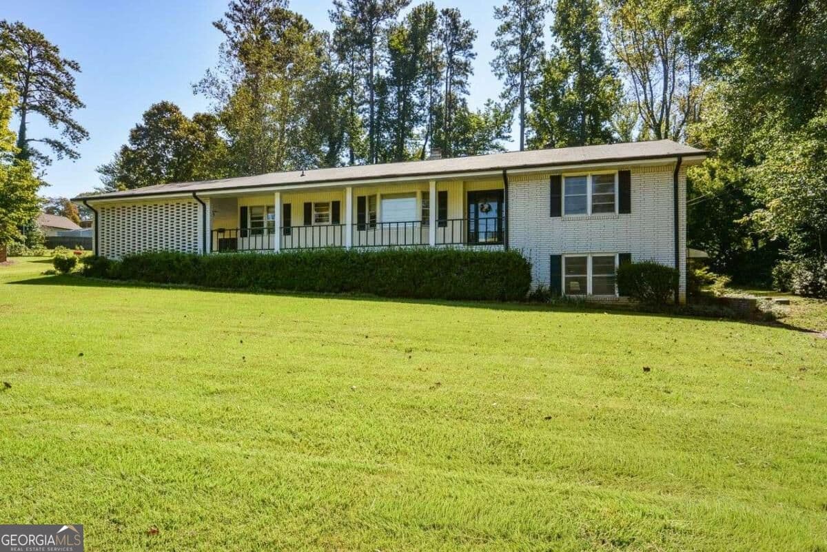 3 bedroom, 3 bathroom, 2,876 sq ft single family residence for sale at 3020 Laura Lane, Lithia Springs, GA 30122 — photo 3