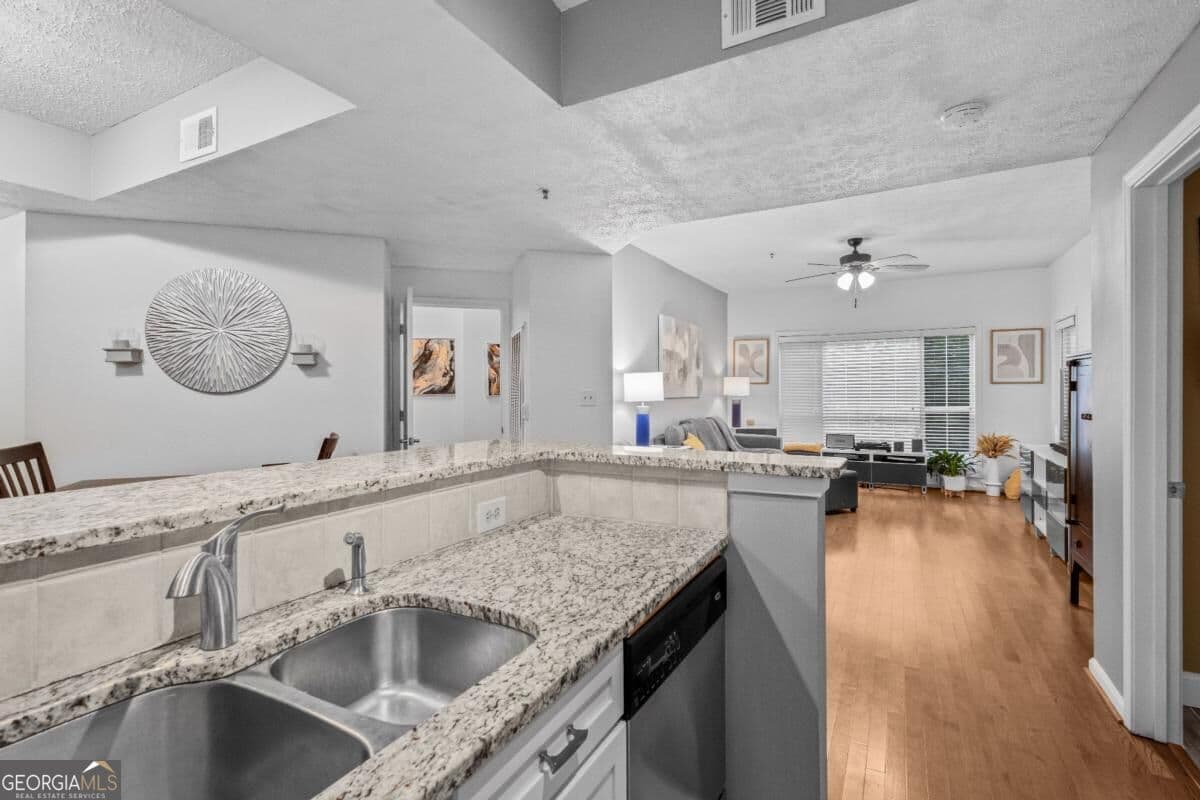 2 bedroom, 2 bathroom, 1,181 sq ft condominium for sale at 1250 Parkwood Circle 2108, Atlanta, GA 30339 — photo 4